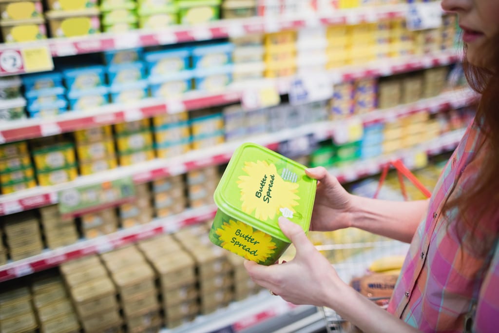 La mantequilla y la margarina son productos sustitutivos.