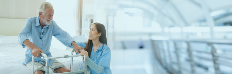 Auxiliar de enfermería atendiendo a un paciente en un centro de salud