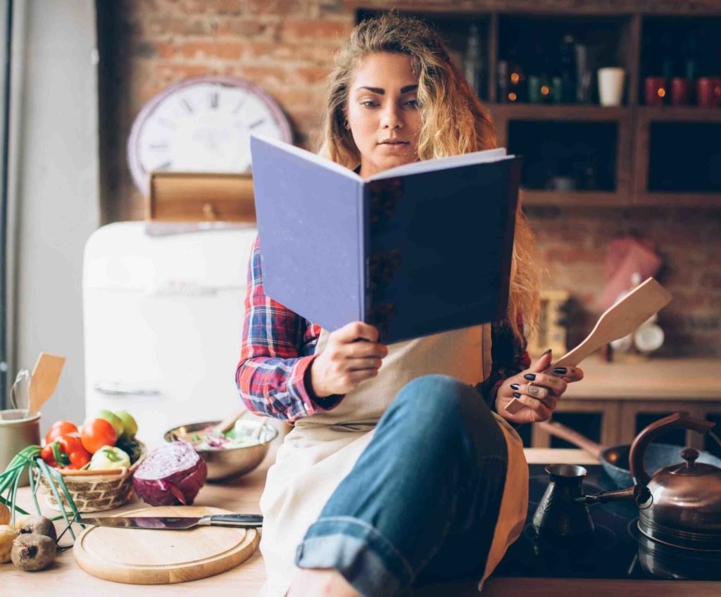 Mujer leyendo libro de dietética