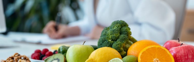 En la imagen podemos ver naranjas, limones o brócoli, todos ellos alimentos que suben las defensas