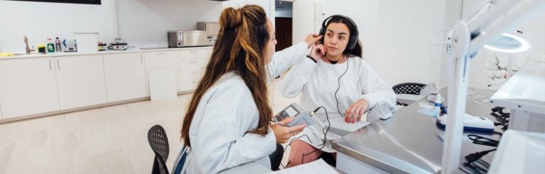 Dos alumnas de ILERNA realizando prácticas del ciclo de audioprotesista