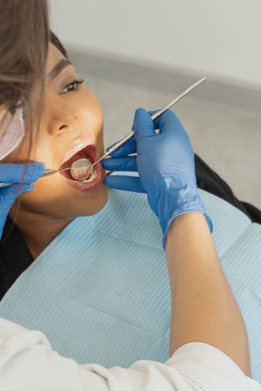 En qué consiste un curetaje dental