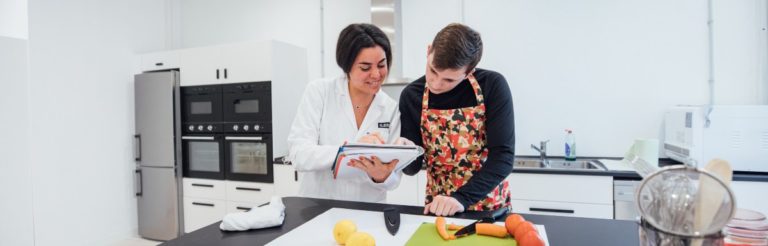 Alumnos de Dietética de ILERNA estudiando dietoterapia