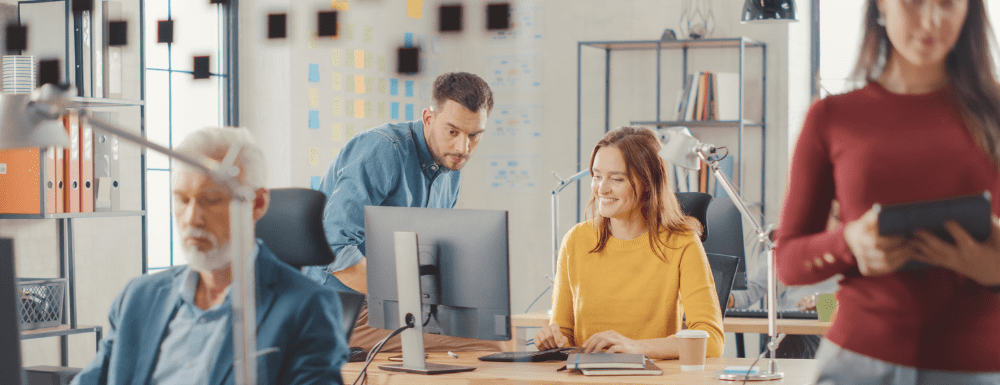 Profesional ayudando a una alumna en prácticas en una empresa