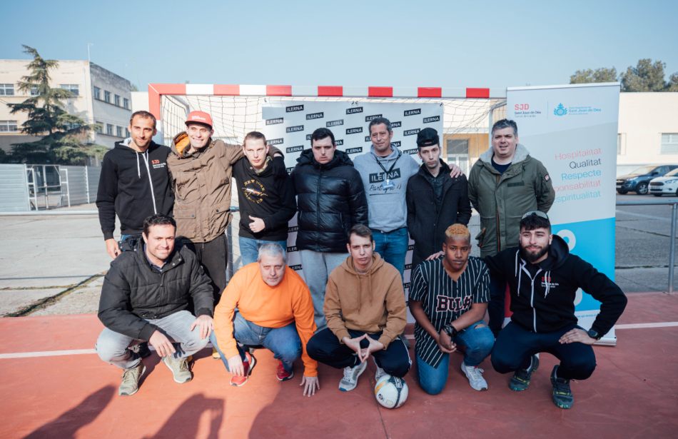 Imagen en la que aparece el equipo Futsal Lleida, patrocinado por ILERNA, que promueve el deporte inclusivo 