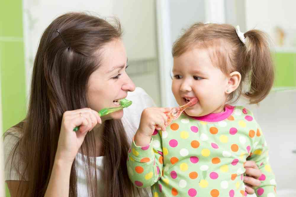 Familia creando el hábito de lavarse los dientes