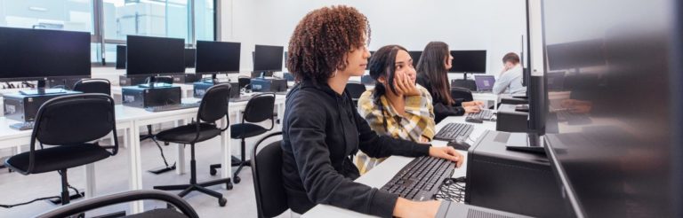 Dos mujeres estudiando una FP de STEM