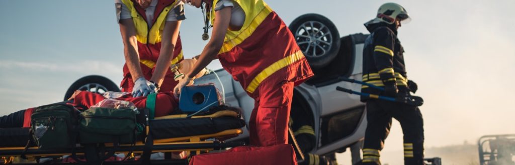 En la imagen se muestran dos Técnicos en Emergencias Sanitarias aplicando el protocolo de actuación en caso de accidente de tráfico