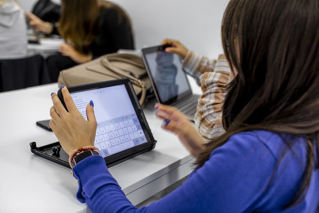 Administración y Gestión durante una clase práctica.