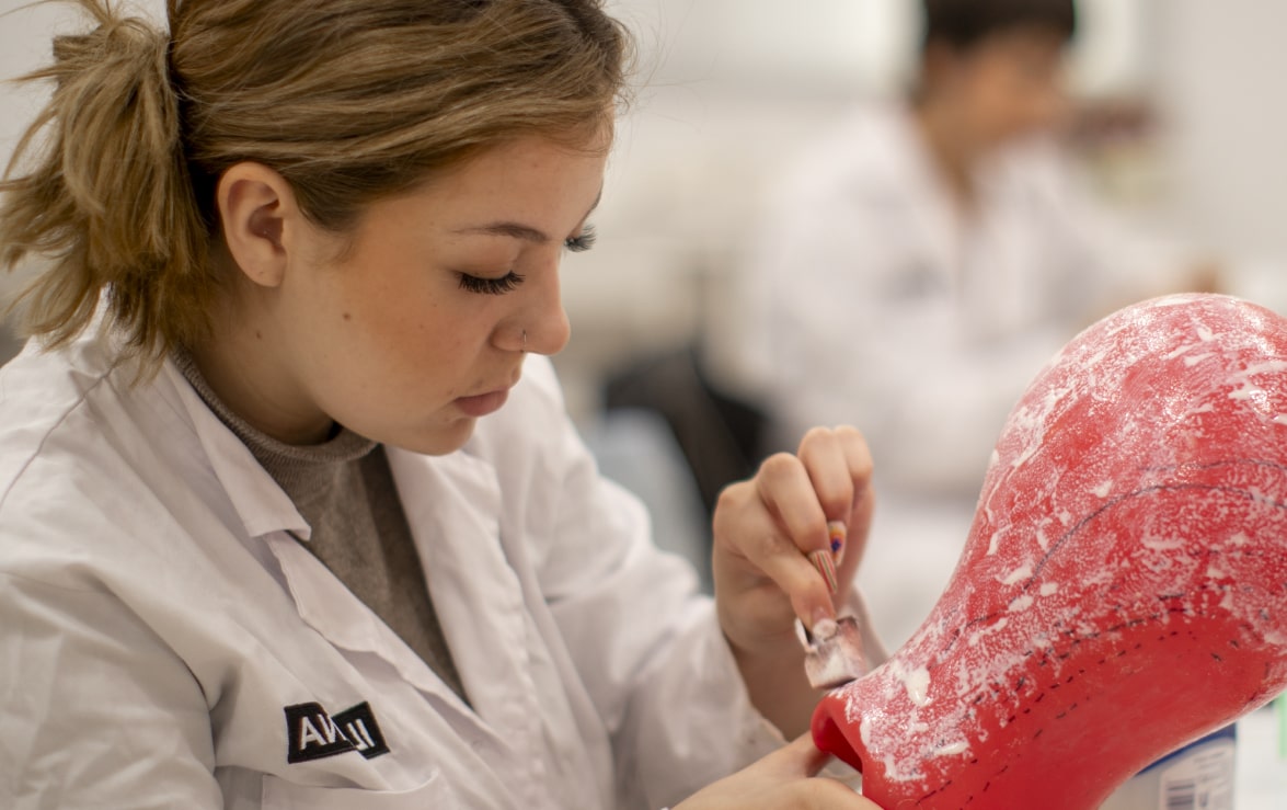 Alumna de Caracterización y Maquillaje Profesional durante una clase práctica.