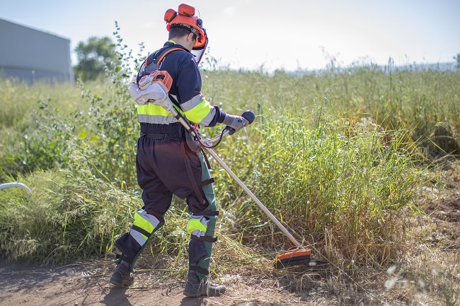 Alumno de seguridad y medioambiente durante una clase práctica.