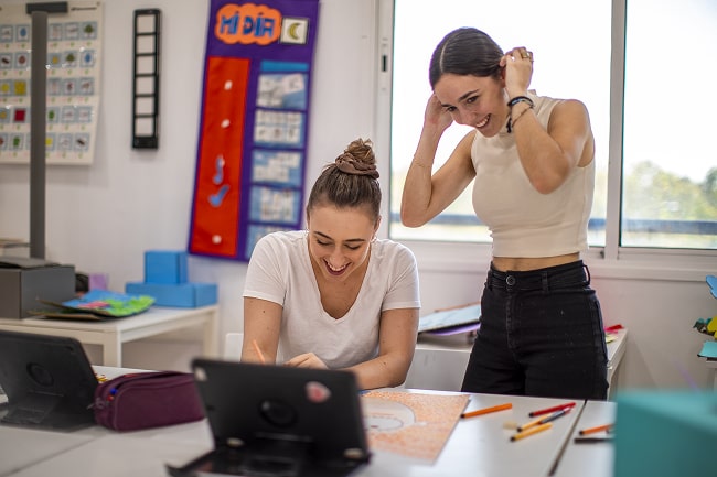 Alumnas de Sociocultural y medioambiente durante una clase práctica.