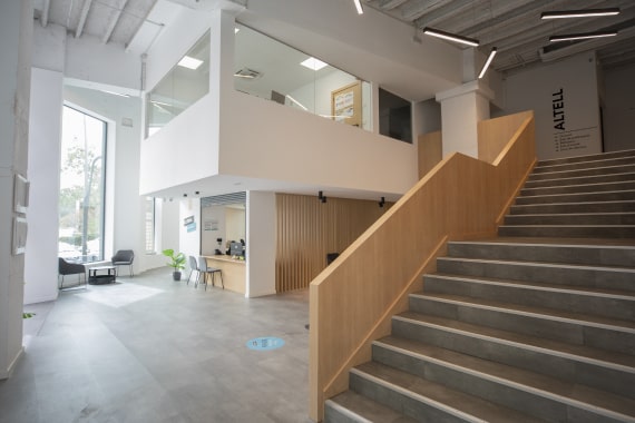 Entrada y escaleras del centro de FP iLERNA Barcelona